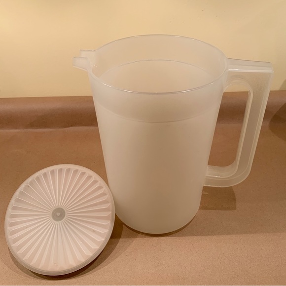 Tupperware 2-Qt. Pitcher - Picture 2 of 4